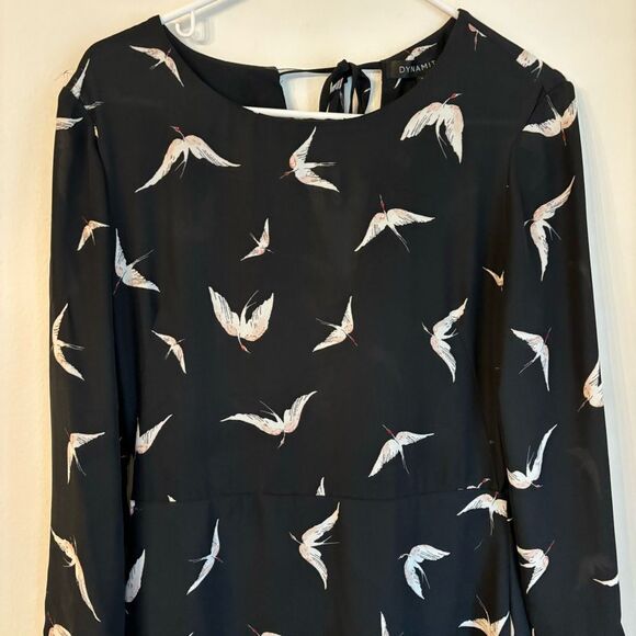 Dynamite Women’s Swallow Bird long tie sleeve scoop neck dress size medium EUC! - Picture 3 of 12